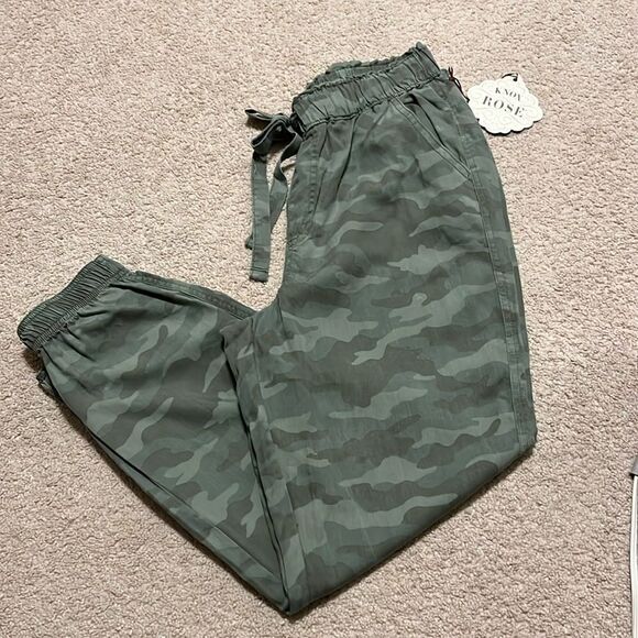 NWT KNOX ROSE WOMENS SIZE SMALL CAMOUFLAGE JOGGERS - Picture 1 of 5